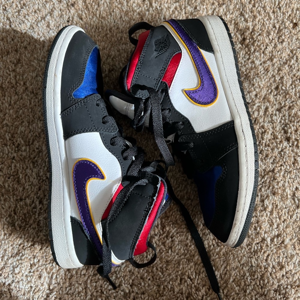 NIKE mids